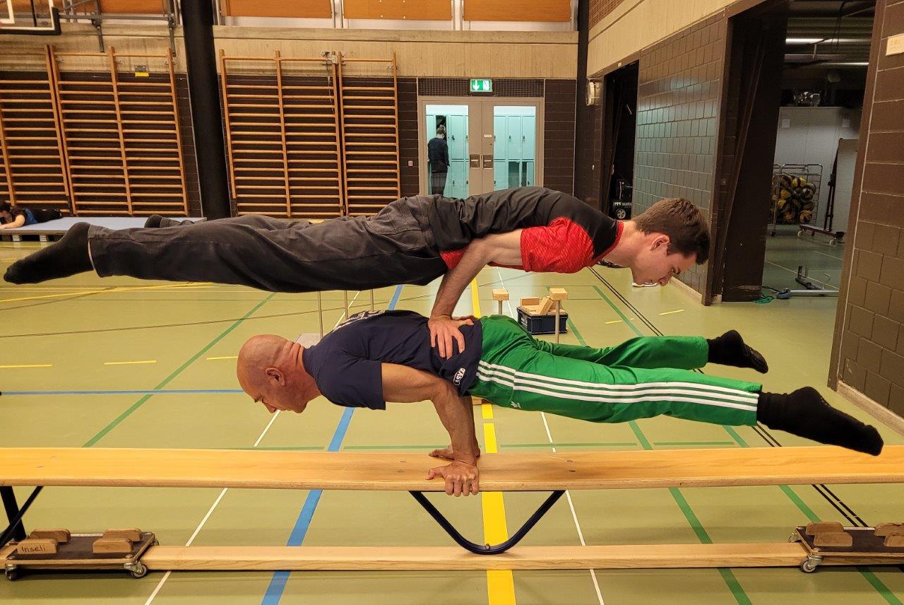 Doppel-Plank, Handstand-Academy, Loft am Bach, Dietlikon, Zürich